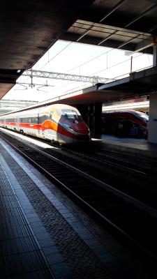 ein Frecciarossa 1000 bei der Einfahrt